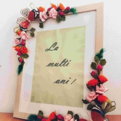 Ramă foto decorată cu flori și fluturi din hârtie 