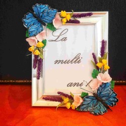 Ramă foto decorată cu flori și fluturi din hârtie 